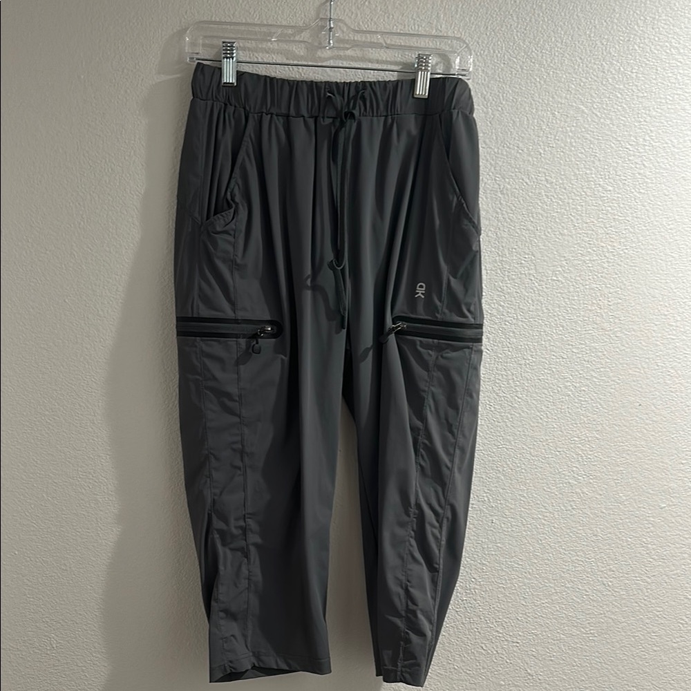 Women’s grey capri cargo pants